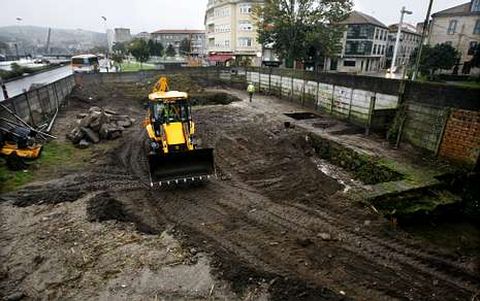 <span lang= es-es >Primeros trabajos en el solar de Arzobispo Malvar</span>. Desde el viernes se est�n ejecutando los desbroces previos al proyecto de intervenci�n arqueol�gica en el solar, que fue autorizado por Patrimonio en septiembre. Alianza y Barros y Pompas F�nebres pretenden construir un tanatorio. 