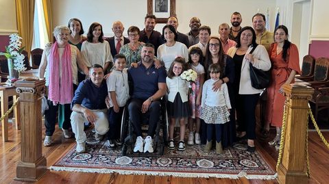 Foto de los novios con la familia y amigos que acudieron al enlace.