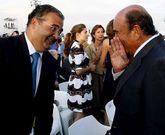 Emilio Bot�n, presidente del Santander, charlando con �ngel Ron, su hom�logo en el Popular.