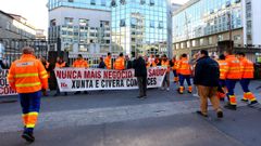 Concentraci�n de trabajadores de Ambulancias Civera, este jueves, en la parte de atr�s del Hospital Provincial de Pontevedra