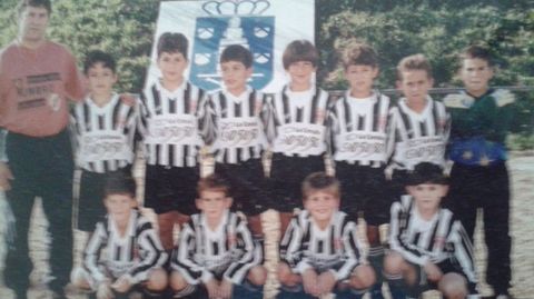 Lucas Pérez, con el Victoria en los campos de la ciudad deportiva de A Torre, escenario de tantos entrenamientos del Deportivo. 