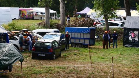 Toldos y carpas se instalaron en el campo en previsi�n de que lloviese