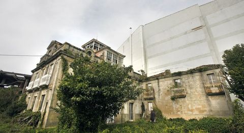 La Tore de Escuredo lleva a�os situada entre una enorme medianera y el esqueleto de un edificio a medio construir. 