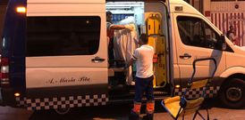 Los sanitarios, atendiendo a la v�ctima de la agresi�n en el Ventorrillo. 