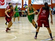 La canadiense Huntley (con el bal�n) no seguir� en el club.