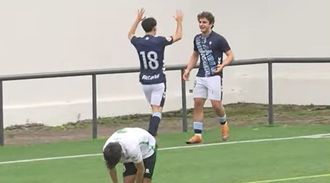 Jorge P�rez-Lafuente celebra� con Rat�n el gol que dio la victoria al Celta Juvenil A ante el Real Racing Club en Divisi�n de Honor Juvenil.