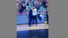 Santi Valladares (a la izquierda), entrenador del Pe��scola FS, se abraza a Josan Gonz�lez, entrenador de ElPozo Murcia
