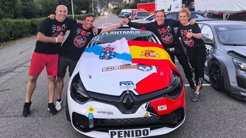 Integrantes del Penido Rally Team con el Renault Clio con el que compiti&oacute; en el Campeonato de Europa de Monta&ntilde;a