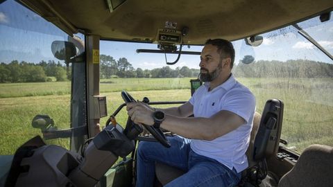 El lder de Vox, Santiago Abascal, en una granja de Guitiriz