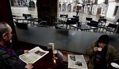 Algunos hosteleros a�n tienen la moral de desplegar todos los d�as las mesas y las sillas a la espera de que escampe.