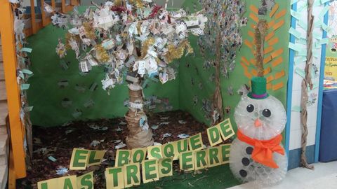 Mu�eco de nieve hecho con vasos de pl�stico del colegio Novo Mier