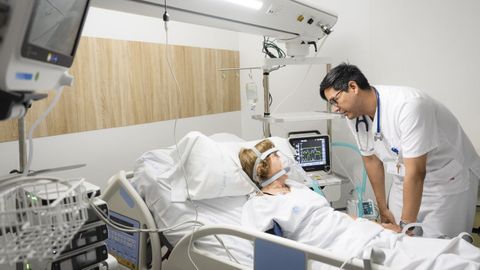 Atenci�n sanitaria en un hospital espa�ol.