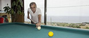 Paco Rivas, docente, en Nois, con vistas ao mar. 