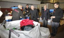 El arzobispo de Santiago, Juli�n Barrio, inaugur� la nave de Arroupa en el pol�gono del Tambre. 