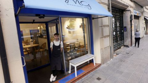 Andrés Quiroga posa en la puerta del local con el que ha abierto Morriña D'gozo en Bilbao