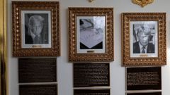 Retratos del presidente de Estados Unidos, Donald Trump, flanquean una imagen de un autopen extendiendo la firma del expresidente de Estados Unidos, Joe Biden, en lugar de un retrato de Biden, en el Paseo de la Fama Presidencial a lo largo de la columnata de la Casa Blanca en Washington, D. C., Estados Unidos, el 17 de diciembre de 2025.