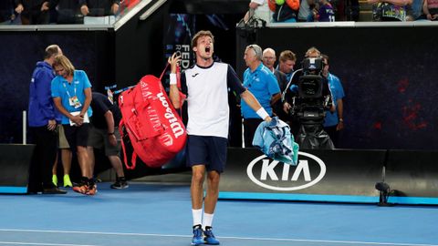 l tenista espa�ol Pablo Carre�o Busta reacciona tras el partido de octavos de final del Abierto de Australia disputado este lunes ante el japon�s Kei Nishikori, en Melbourne, Australia.