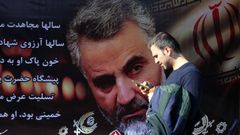 Un hombre camina ante un enorme cartel con la imagen del general Soleimani en una calle de Teher�n