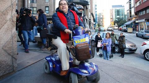 Gerardo Crespo con su abogado llegando al juzgado