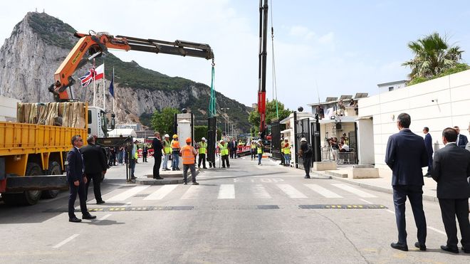 Gr�as y maquinaria durante el acto de este mi�rcoles de demolici�n de la Verja de la L�nea de la Concepci�n en C�diz, Andaluc�a (Espa�a).