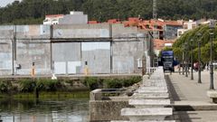El Concello ha reservado 140.000 euros para demoler las tres naves en desuso del comienzo de O Ramal, pero para ello es imprescindible que el Puerto firme el convenio de colaboraci�n