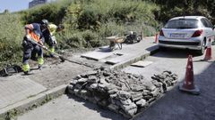 Operarios trabajando este martes en una acera