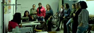 Las asistentes al curso escuchan atentas las explicaciones de la monitora. 