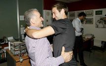 Pablo �lvarez, abraz�ndose con el presidente del Lugo, Jos� Bouso, a su llegada al �ngel Carro.