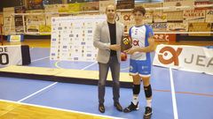 Fajardo, en el momento de recibir el premio a mejor jugador del Campeonato de Espa�a infantil
