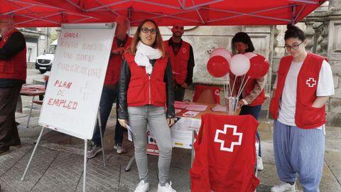 Una mesa informativa de Cruz Roja en Pontevedra, en septiembre del 2022