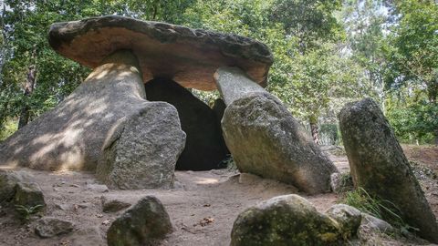 Detalle do dolmen de Axeitos.
