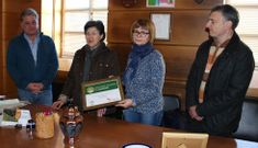 Representantes de la asociaci�n Afamon entregaron ayer la acreditaci�n a los responsables municipales 