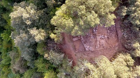 Restos de antiguas construcciones desenterradas en el monte Cido a vista de dron