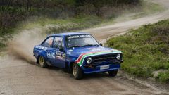 Xes�s Ferreiro, con su nuevo Ford Escort en Fafe