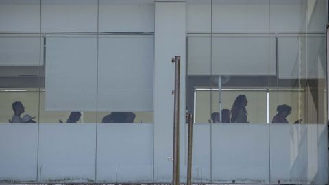 En la imagen, ayer en Santiago, varias personas en una de las salas de espera del Hospital de Conxo soportan las altas temperaturas con un �nico ventilador. El nuevo sistema de climatizaci�n que se est� instalando a�n no lleg� a todas las habitaciones. 
