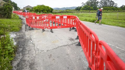 La carretera provincial de Tomeza, la EP-0002, es el acceso de los peregrinos a la ciudad. Fenosa est� reparando el firme tras acometer unas obras de soterramiento de cableado