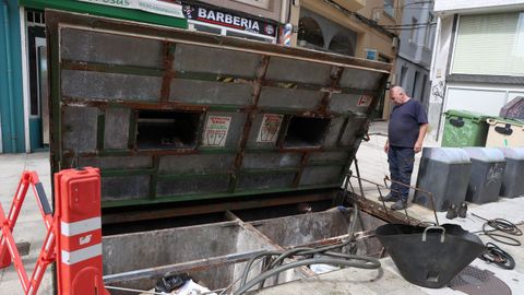 Operarios municipales reparan y limpian los contenedores subterr�neos de Ribeira