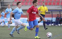 El carball�s Toni en el partido ante el Ribadeo en Carballo, que perdi� el Berganti�os por 2-1. 