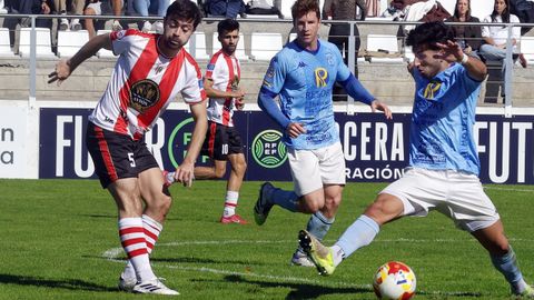 Uriarte y Peli, dos de los fijos en las alineaciones de las nueve jornadas disputadas, intentan frenar un pase de Giráldez, del Céltiga.