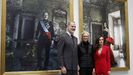 Los reyes de España, con Annie Leibovitz frente a sus retratos