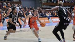 Joe Cremo avanza con el bal�n durante el duelo contra el Cartagena.