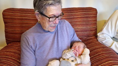La tatarabuela, Mar�a Teresa Montero Rodr�guez, de 95 a�os, sujeta en brazos a su tataranieto, Roi Mor�n Rodiel, nacido el pasado 25 de enero.