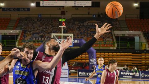 Mc Donnell y Faverani pugnan por un rebote en el COB-Cartagena