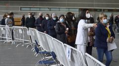 Personas de 60 a 69 a�os, este lunes en el recinto ferial de Pontevedra, a la espera de vacunarse contra el covid