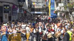 Las calles de Pontevedra durante un pasacalles en las fiestas de la Peregrina de este ao.