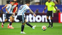 Lionel Messi lanza un penalti en el Argentina-Egipto.