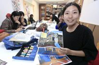 Ayaka Kobayashi, que estudia Filolog�a, ayer en Lugo con la sirena �manga� para el Museo do Mar. 