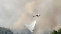 Imagen de archivo de un helic�ptero echando agua en el incendio de Xermade, ocurrido hace tres semanas.