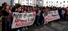 Protesta de alumnos del instituto por la falta de un docente de Lengua Espa�ola. 