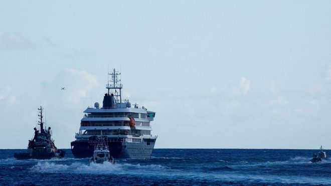 El crucero MV Hondius, zarpando del puerto de Granadilla de Abona, Tenerife.